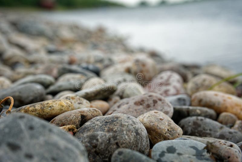 Färgrika strandstenar nära floden royaltyfria foton Färgrika strandstenar nära floden royaltyfria foton