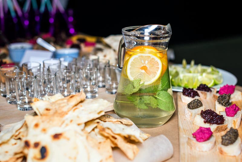 Färgrika traditionella mexicanska aptitretare: olika fajitas, nachos, salsacruda tjänade som på en beautifully dekorerad tabell g royaltyfri foto Färgrika traditionella mexicanska aptitretare: olika fajitas, nachos, salsacruda tjänade som på en beautifully dekorerad tabell g royaltyfri foto
