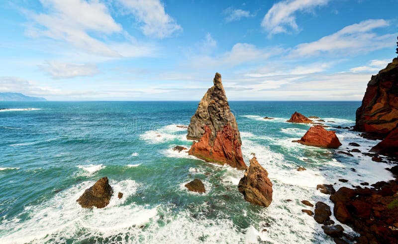 Färgrikt vulkaniskt vaggar bildande på den Ponta de Sao Lourenco halvön, Pedra Furada, madeiraön, Portugal royaltyfria foton Färgrikt vulkaniskt vaggar bildande på den Ponta de Sao Lourenco halvön, Pedra Furada, madeiraön, Portugal royaltyfria foton