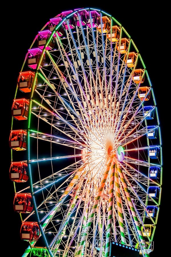 Färgstarkt Ferris-hjul belyst med nyljus royaltyfria bilder Färgstarkt Ferris-hjul belyst med nyljus royaltyfria bilder