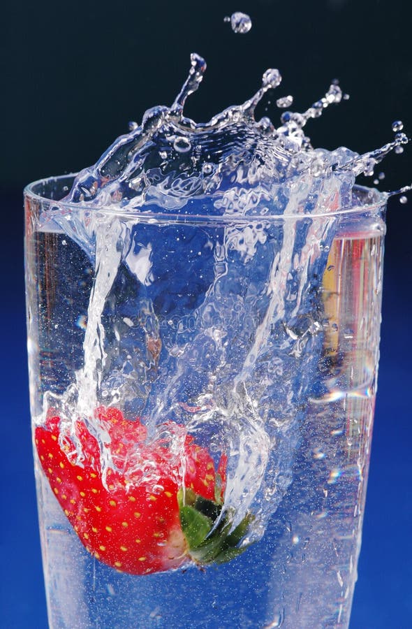 Download Färgstänkjordgubbe fotografering för bildbyråer. Bild av drink - 522995