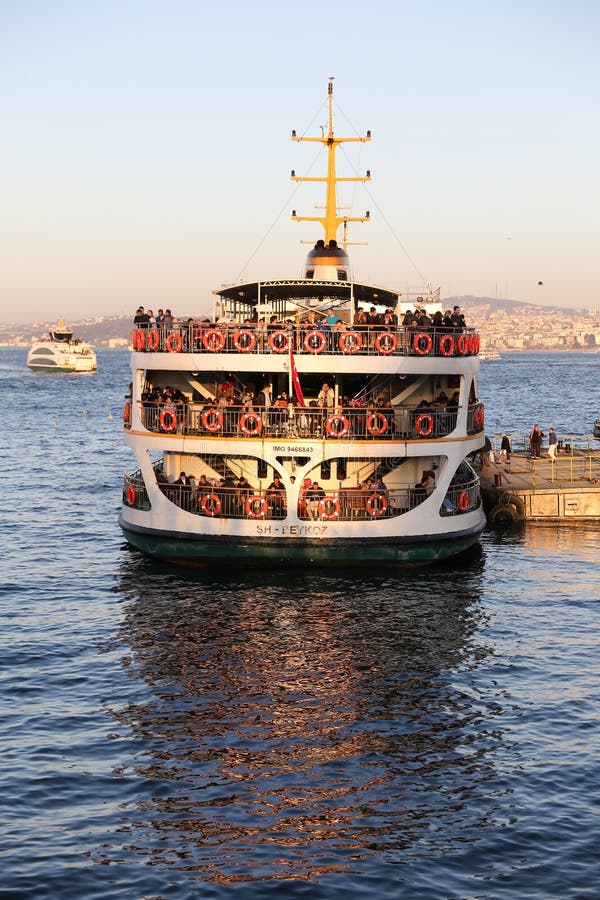 Färja i Eminonu port, Istanbul royaltyfri fotografi Färja i Eminonu port, Istanbul royaltyfri fotografi