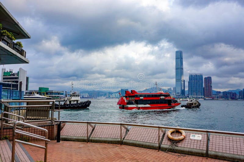 Färja i fjärden i Hong Kong royaltyfria bilder Färja i fjärden i Hong Kong royaltyfria bilder