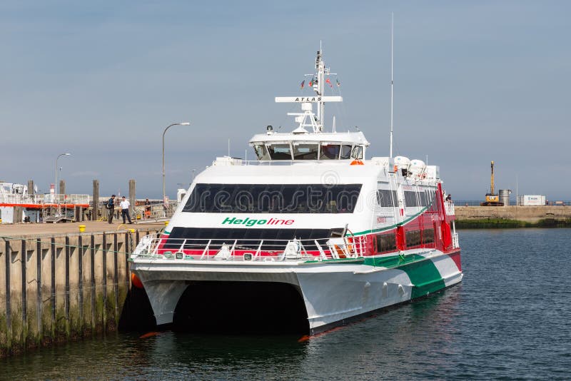 Färja i hamnen Helgoland som är klar för avvikelse till Cuxhaven, Germa royaltyfria foton Färja i hamnen Helgoland som är klar för avvikelse till Cuxhaven, Germa royaltyfria foton