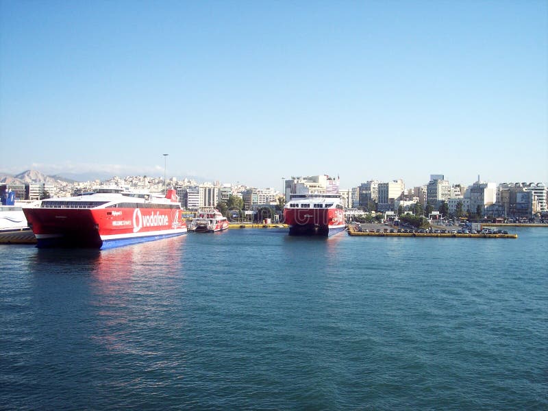 Färjor som ansluter på porten av Piraeus/Grekland arkivfoton Färjor som ansluter på porten av Piraeus/Grekland arkivfoton