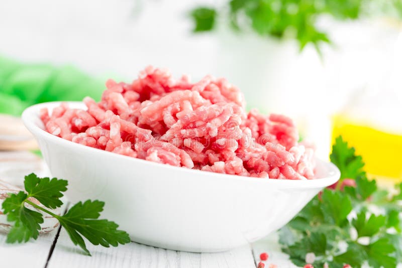 Färs Rått jordgrisköttkött i bunke på det vita köksbordet finhackad ny meat royaltyfri bild Färs Rått jordgrisköttkött i bunke på det vita köksbordet finhackad ny meat royaltyfri bild