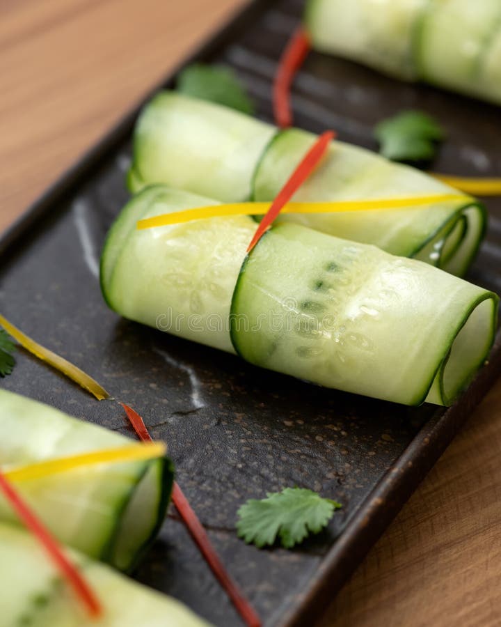 Färsk gurkor, vegetarian apetizer. elegant grönsakskål på svart platta. hälsosam mat. Vårvitaminsnack arkivbilder