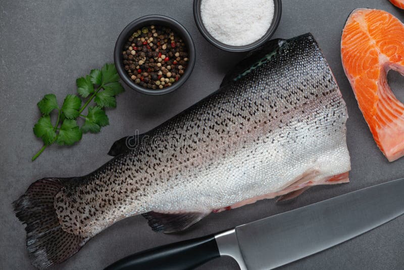 Färsk lax, färsk lax. Fiskstek med örter och kryddor.