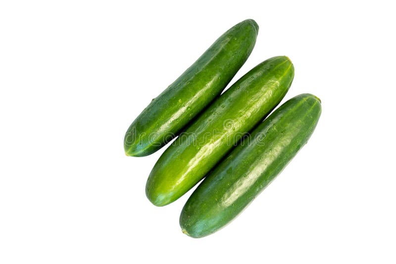 Färska gurkor isolerade på vit bakgrund arkivfoto