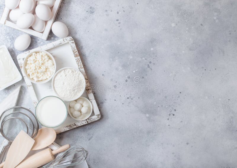 Färska mejeriprodukter med vit bordsbakgrund Mjölkglas, mjölskål, stugtost och ägg Kartonger för bagagehållare arkivfoton Färska mejeriprodukter med vit bordsbakgrund Mjölkglas, mjölskål, stugtost och ägg Kartonger för bagagehållare arkivfoton