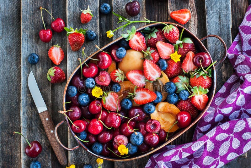 Färska mogna sommarbär och frukter royaltyfri fotografi