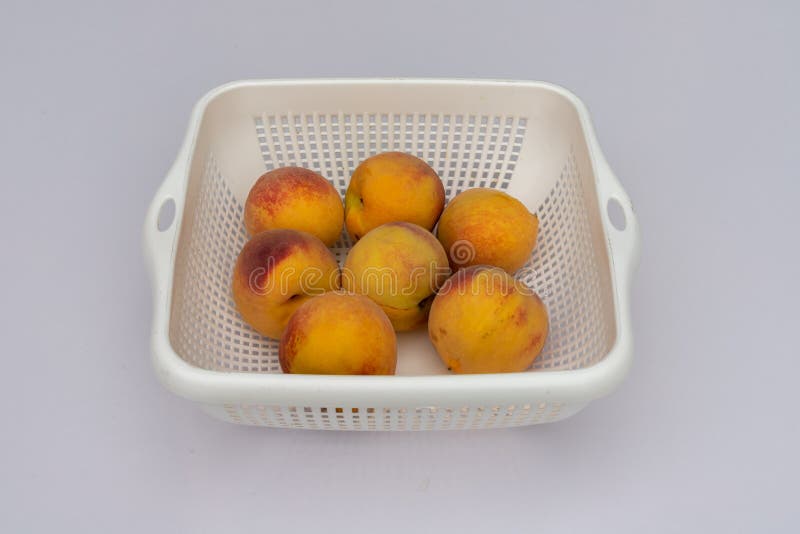 Färska persikor i en korg royaltyfri bild
