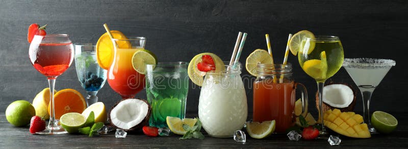 Färska sommarcocktails på bord av rostfritt trä royaltyfria foton