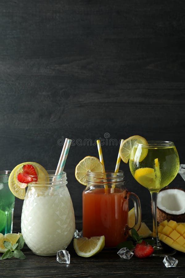 Färska sommarcocktails på bord av rostfritt trä fotografering för bildbyråer