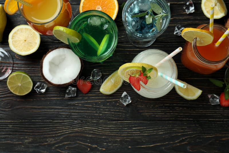 Färska sommarcocktails på bord av rostfritt trä royaltyfri bild