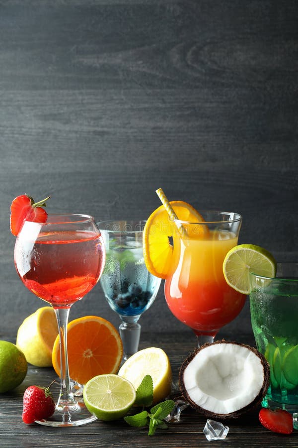 Färska sommarcocktails på bord av rostfritt trä arkivbilder