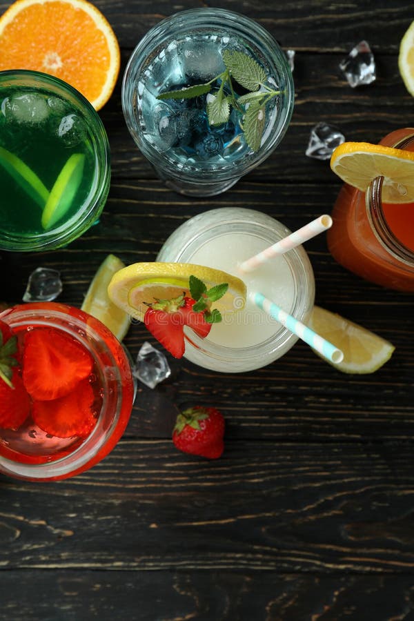 Färska sommarcocktails på bord av rostfritt trä arkivbild