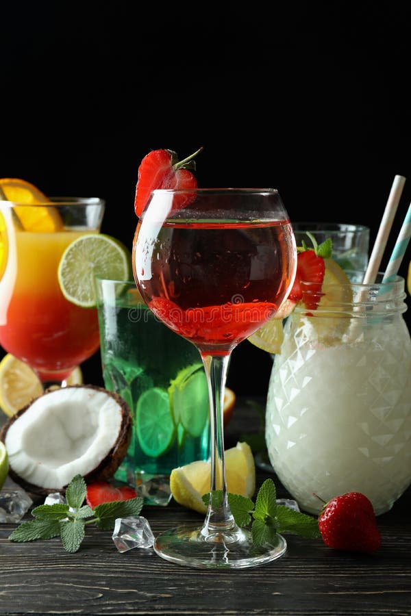 Färska sommarcocktails på bord av rostfritt trä arkivfoto