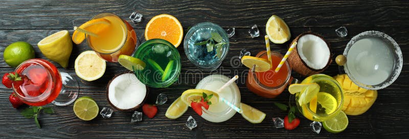 Färska sommarcocktails på bord av rostfritt trä royaltyfri foto