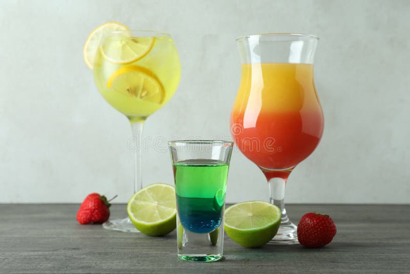 Färska sommarcocktails på grå texturerat bord royaltyfri bild