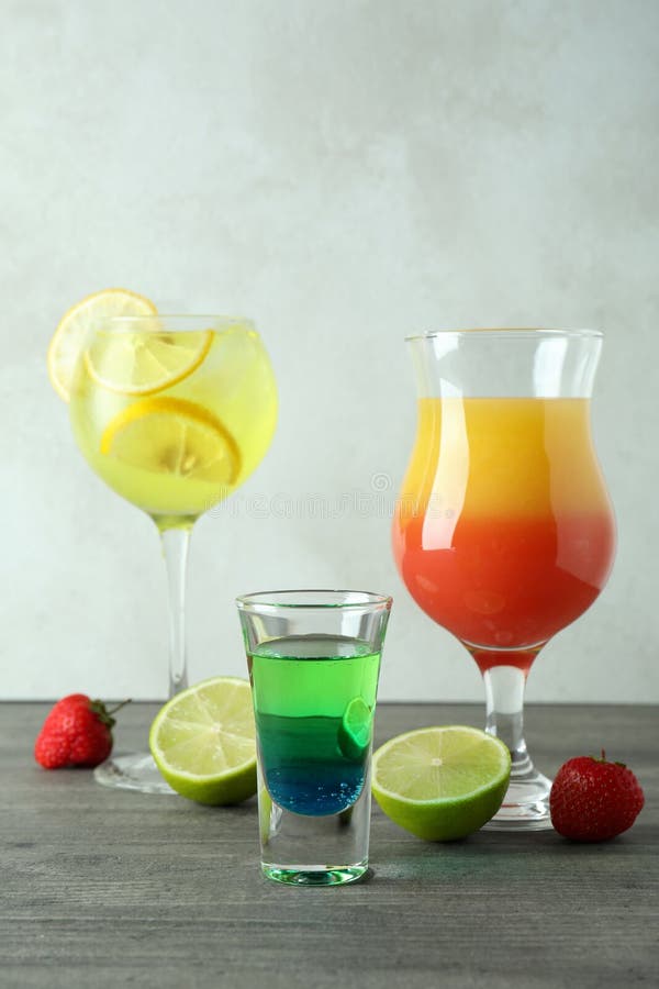 Färska sommarcocktails på grå texturerat bord royaltyfria bilder