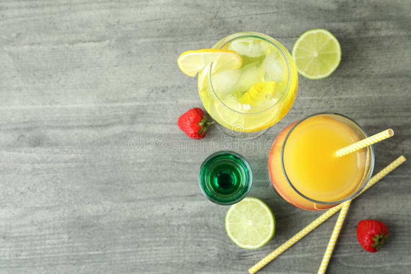 Färska sommarcocktails på grå texturerat bord arkivbild