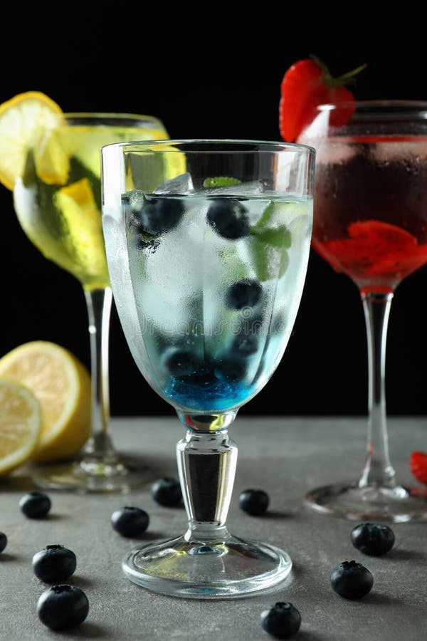 Färska sommarcocktails på grå texturerat bord arkivbild