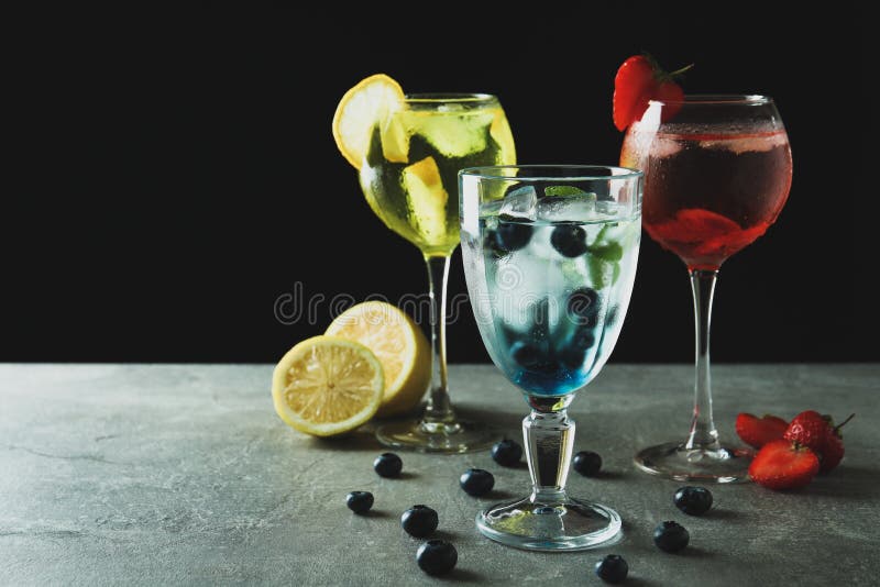 Färska sommarcocktails på grå texturerat bord arkivbild