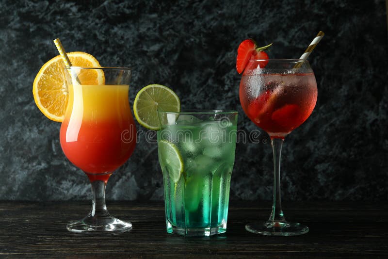 Färska sommarcocktails på trätbord fotografering för bildbyråer