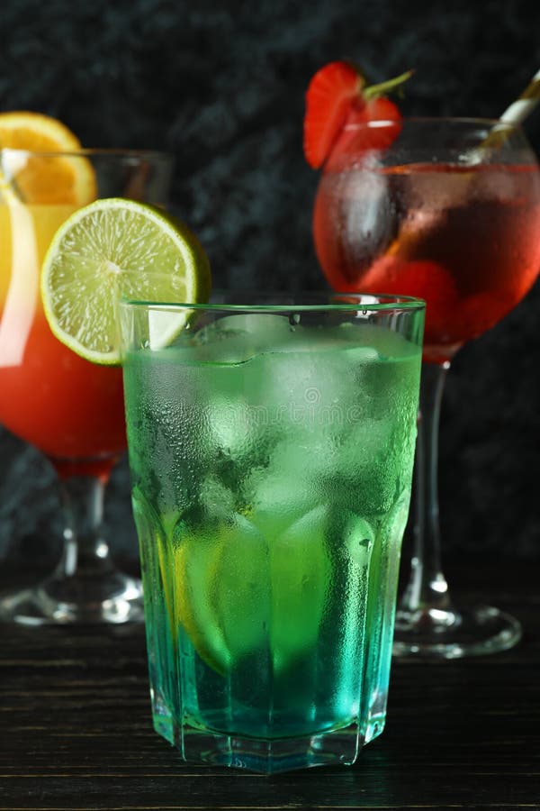 Färska sommarcocktails på trätbord arkivfoton