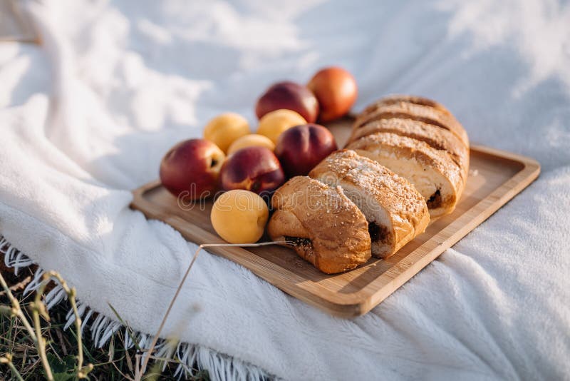 Färskt bakade bakverk och mogna sommarfrukter på träbrickor arkivfoto