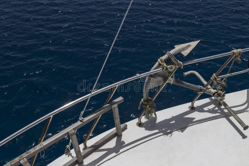 Fästare och trappor ombord på yacht, vitt däck, blått hav arkivfoto