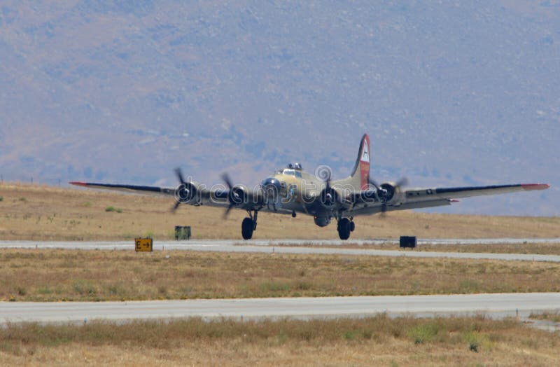 Fästning för flyg som B-17 in kommer för att landa arkivfoto Fästning för flyg som B-17 in kommer för att landa arkivfoto