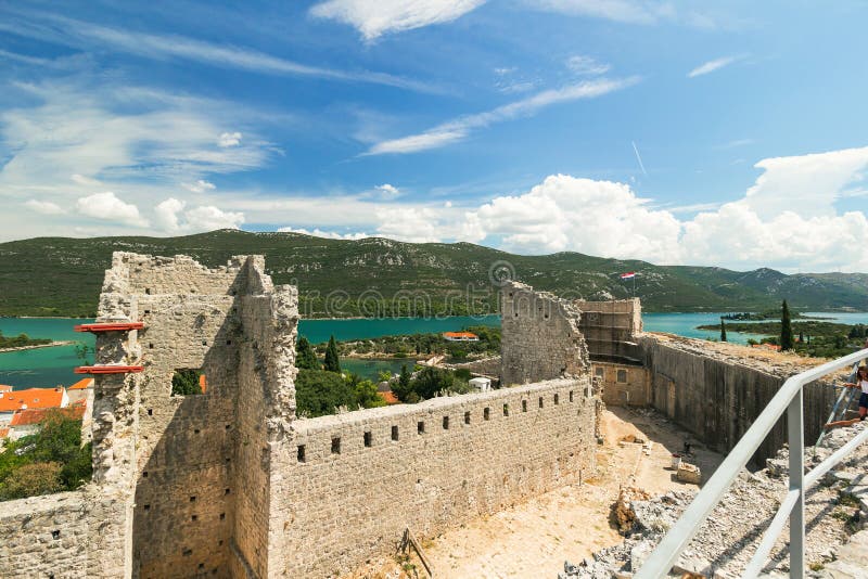 Fästning och väggar i Mali Ston, Peljesac, Dalmatia, Kroatien arkivbild Fästning och väggar i Mali Ston, Peljesac, Dalmatia, Kroatien arkivbild