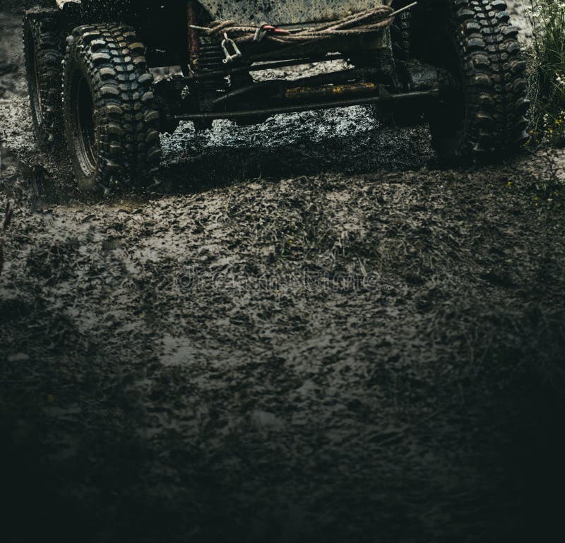 Få av mest ut ur vägaffärsföretaget Bilhjul på stäppterräng som plaskar med smuts Springa för bil som är offroad royaltyfri fotografi Få av mest ut ur vägaffärsföretaget Bilhjul på stäppterräng som plaskar med smuts Springa för bil som är offroad royaltyfri fotografi