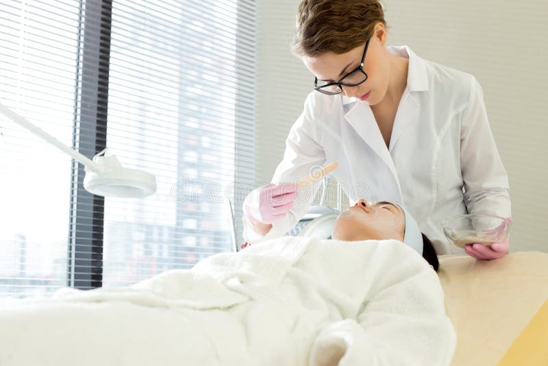 Få skönhetbehandling på den Spa salongen arkivbilder Få skönhetbehandling på den Spa salongen arkivbilder