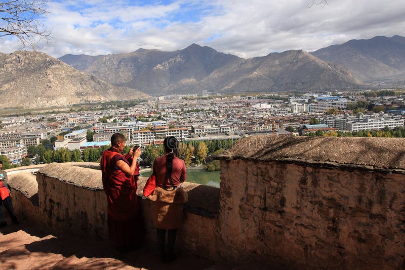 Fågelsikt av Lhasa från den Potala slotten