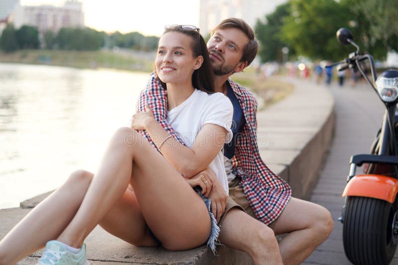 Férias de verão, amor, viagens, turismo, relacionamento e concepção de namoro - casal romântico feliz se abraçando nas ruas fotografia de stock Férias de verão, amor, viagens, turismo, relacionamento e concepção de namoro - casal romântico feliz se abraçando nas ruas fotografia de stock