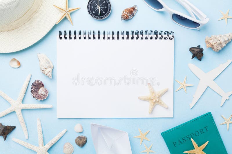 Férias de verão do planeamento, turismo e fundo das férias Caderno dos viajantes com os acessórios na opinião azul do desktop Con