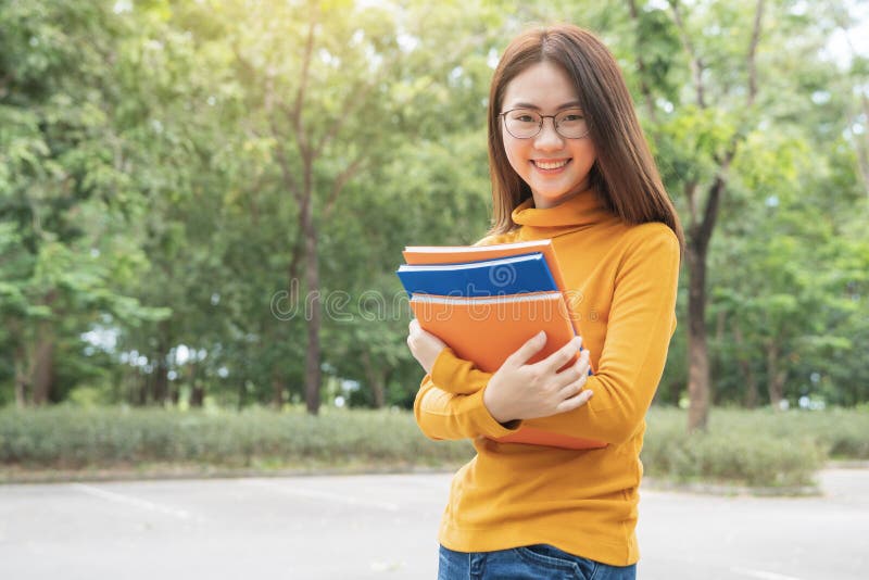 Férias de verão, educação, terreno e conceito adolescente - estudante fêmea de sorriso em monóculos pretos com dobradores e grupo foto de stock Férias de verão, educação, terreno e conceito adolescente - estudante fêmea de sorriso em monóculos pretos com dobradores e grupo foto de stock