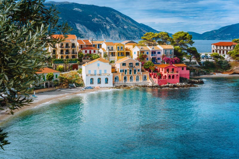 Férias de verão em Grécia, vila colorida pitoresca Assos em Kefalonia fotografia de stock Férias de verão em Grécia, vila colorida pitoresca Assos em Kefalonia fotografia de stock