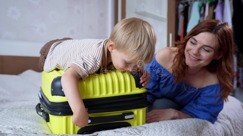 Férias de verão pequeno menino bonitinho se diverte com sua mãe amorosa e gosta de uma coleção conjunta de viagens