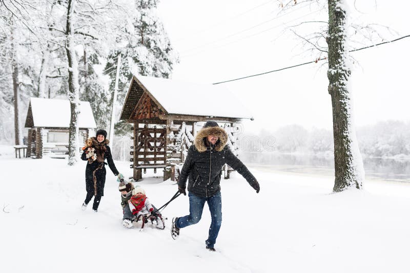 Férias em família no fim de semana fora As crianças apreciam um passeio do trenó Sledding da criança fotografia de stock Férias em família no fim de semana fora As crianças apreciam um passeio do trenó Sledding da criança fotografia de stock
