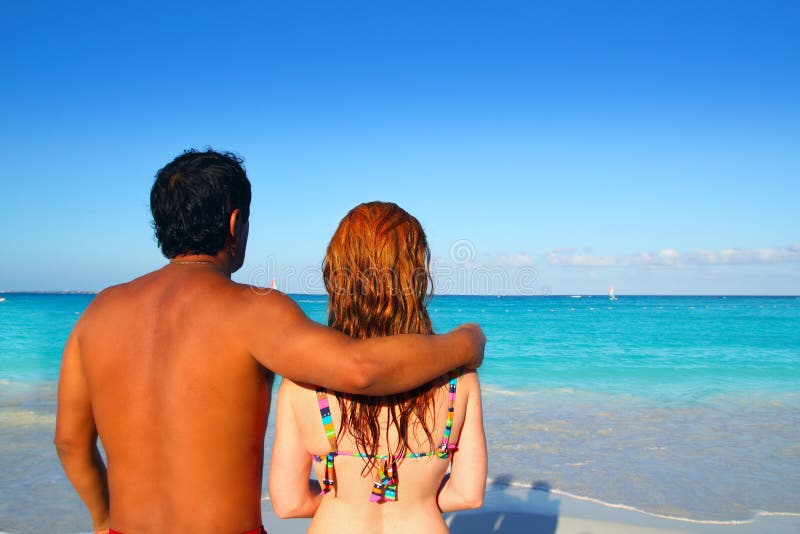 Férias misturadas étnicas da praia da mulher do homem dos pares imagem de stock Férias misturadas étnicas da praia da mulher do homem dos pares imagem de stock