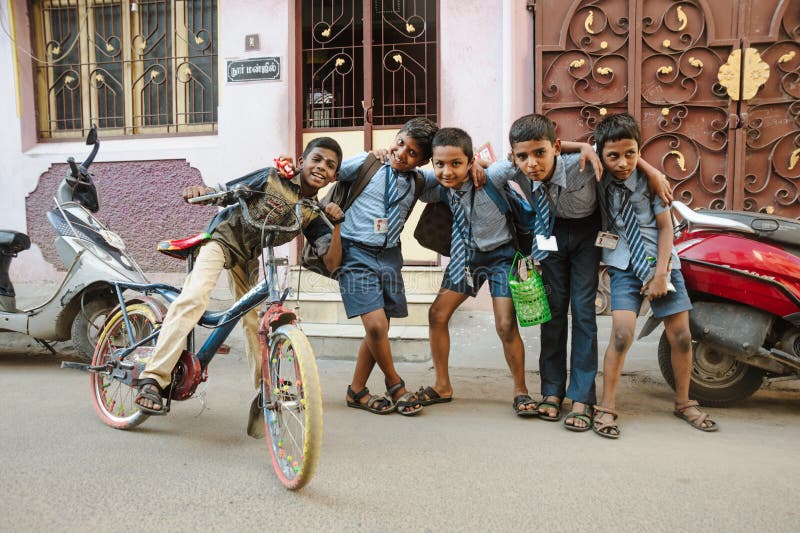 23 février 2018 Madurai, Inde, les élèves indiens badine la pose dedans dehors image stock 23 février 2018 Madurai, Inde, les élèves indiens badine la pose dedans dehors image stock