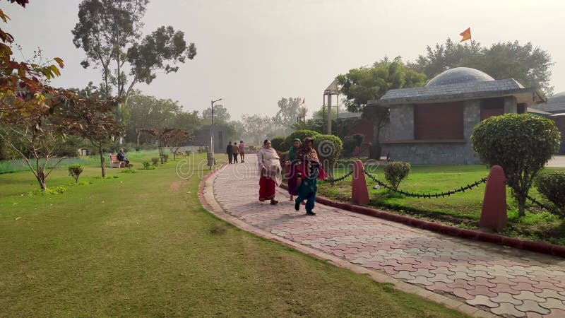 2 février 2024 personnes se promenant sur le chemin au milieu du parc indraprastha à delhi. banque de vidéos