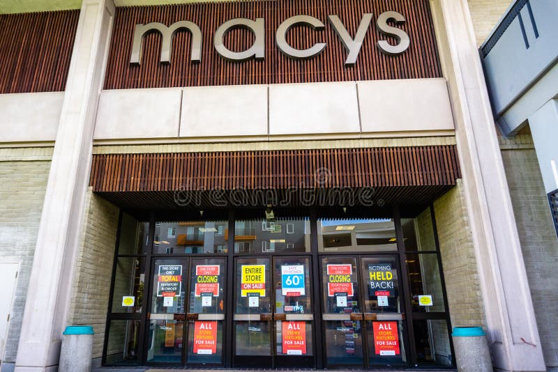28 février 2019 Sunnyvale/CA/Etats-Unis - vue extérieure d'un magasin de Macy's environ à se fermer ; signes annonçant des remise image stock