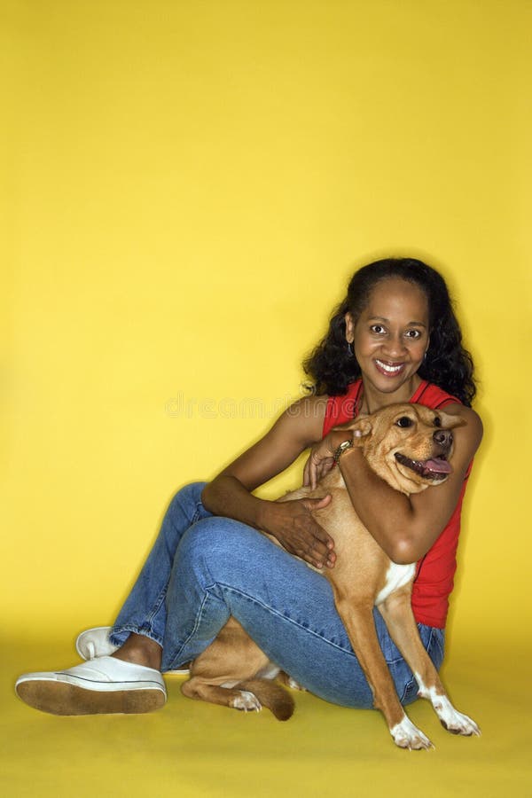 Mulher adulta com cão fotografia de stock royalty free