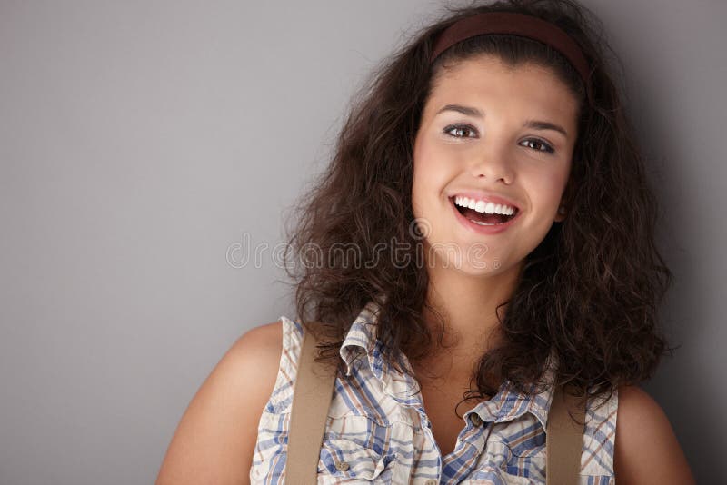 Fêmea bonita que sorri feliz fotos de stock Fêmea bonita que sorri feliz fotos de stock