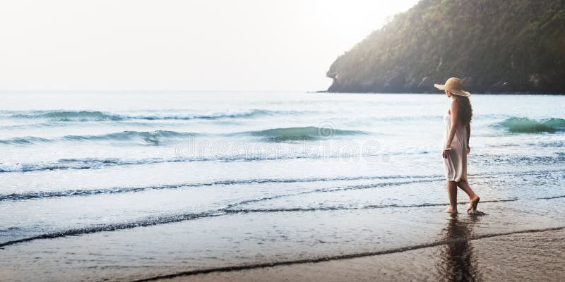 A fêmea explora o conceito do mar do lazer da paz da ruptura da praia imagens de stock A fêmea explora o conceito do mar do lazer da paz da ruptura da praia imagens de stock